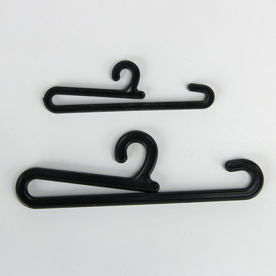 105*23mm prägeartige breite Anwendung Logo Black Plastic Sock Hangerss