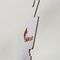 Kundenspezifischer LogoDruckpapier-Pappaufhänger-Anzeigenumbau für Bindungsseidenschal